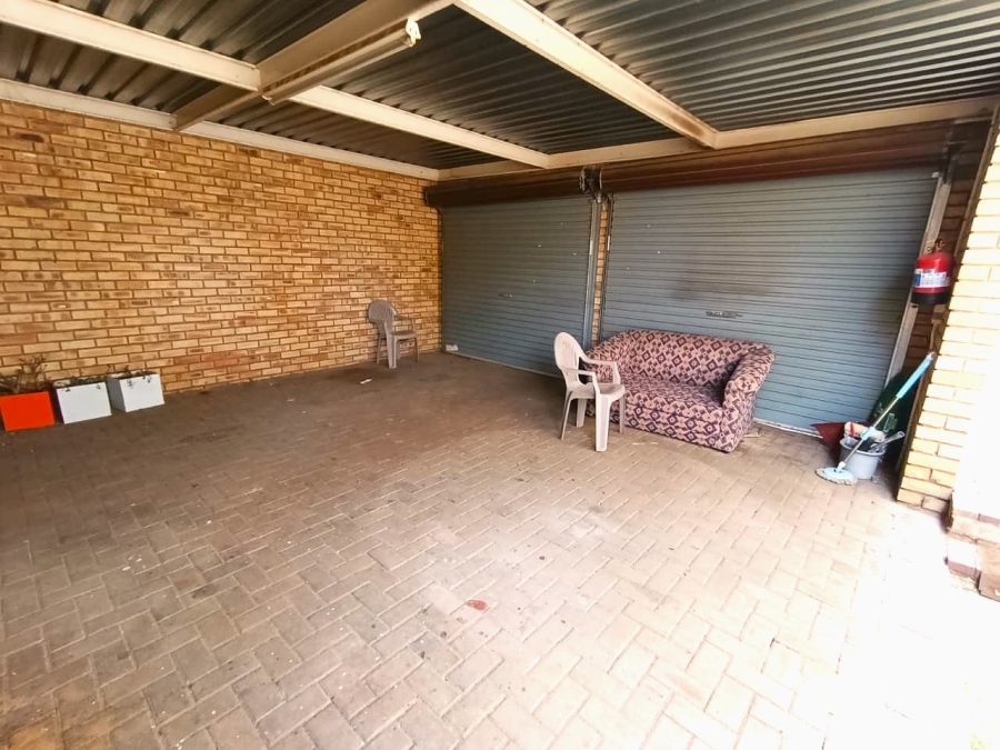 2 Bedroom Property for Sale in Langenhovenpark Free State